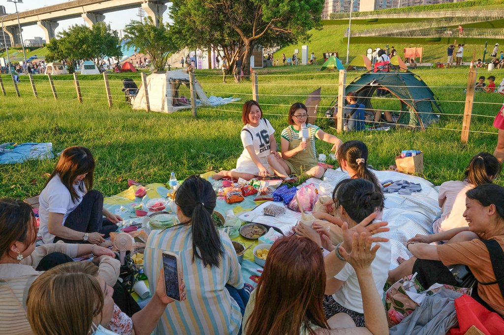 楊亞嬌跟來自東南亞的姊妹淘們公園野餐、歡快歌唱。